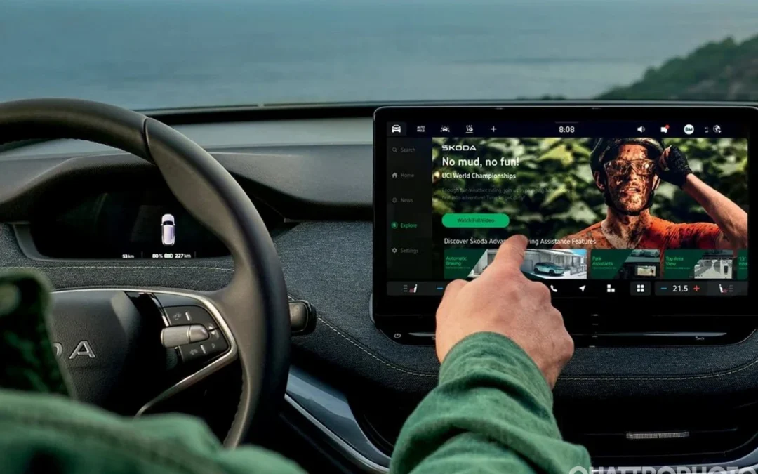 Skoda Play: streaming in auto su Enyaq ed Elroq, come funziona e perché cambia l’esperienza a bordo