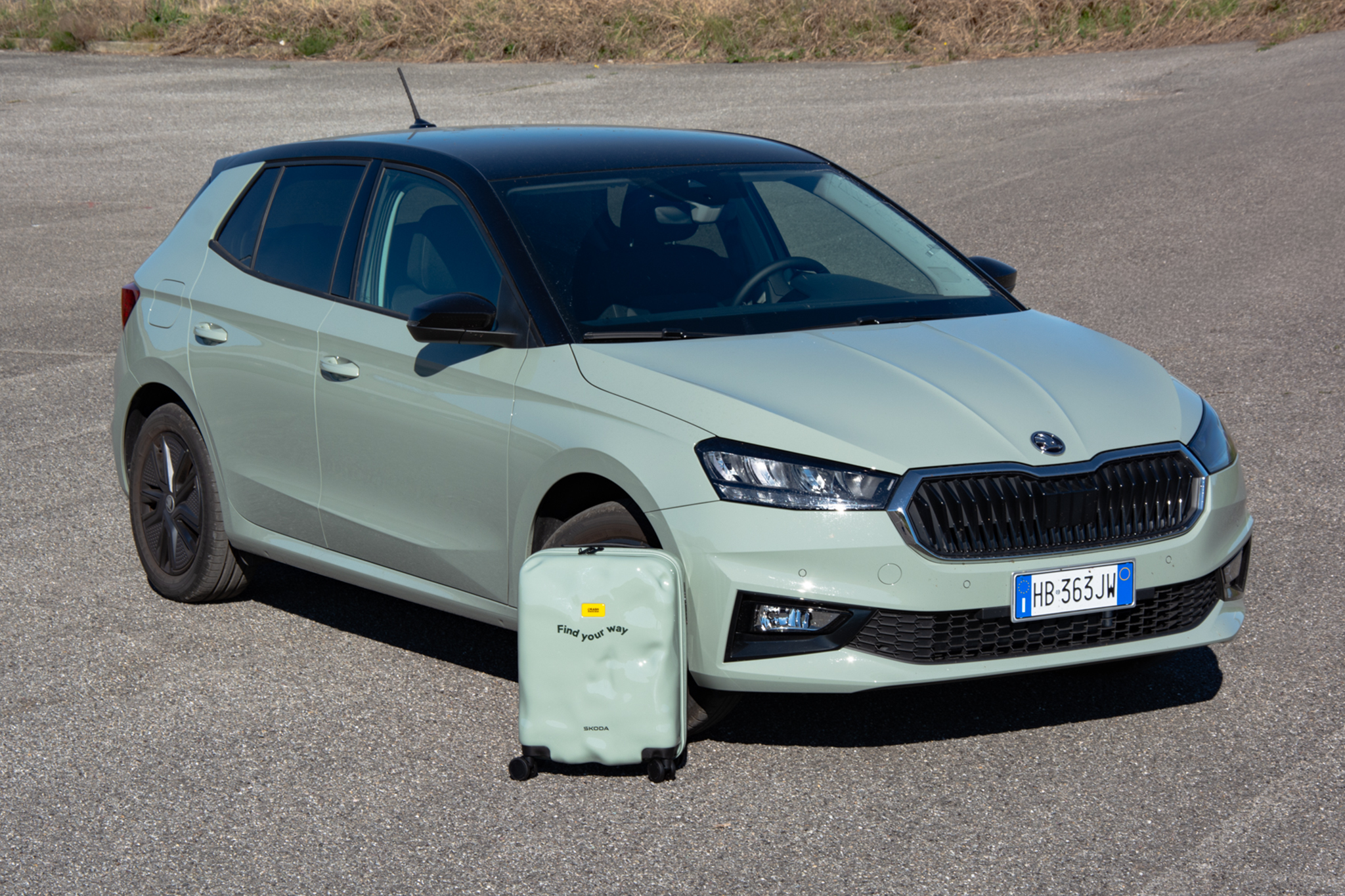 Škoda Fabia 2026 Be More colorazione Green Flow con trolley Crash Baggage