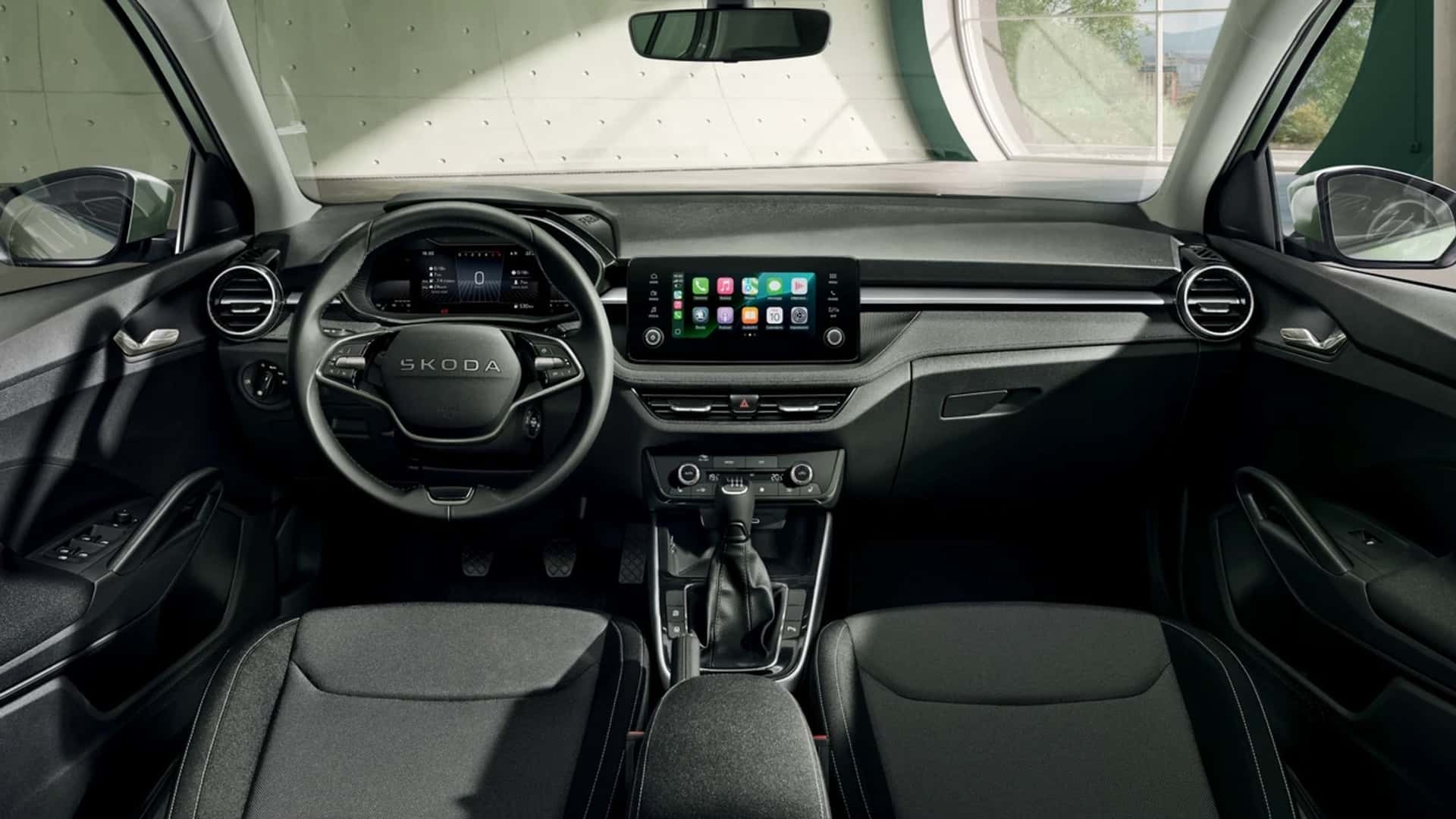 Interni Škoda Fabia 2026 con cruscotto digitale e infotainment Apple CarPlay