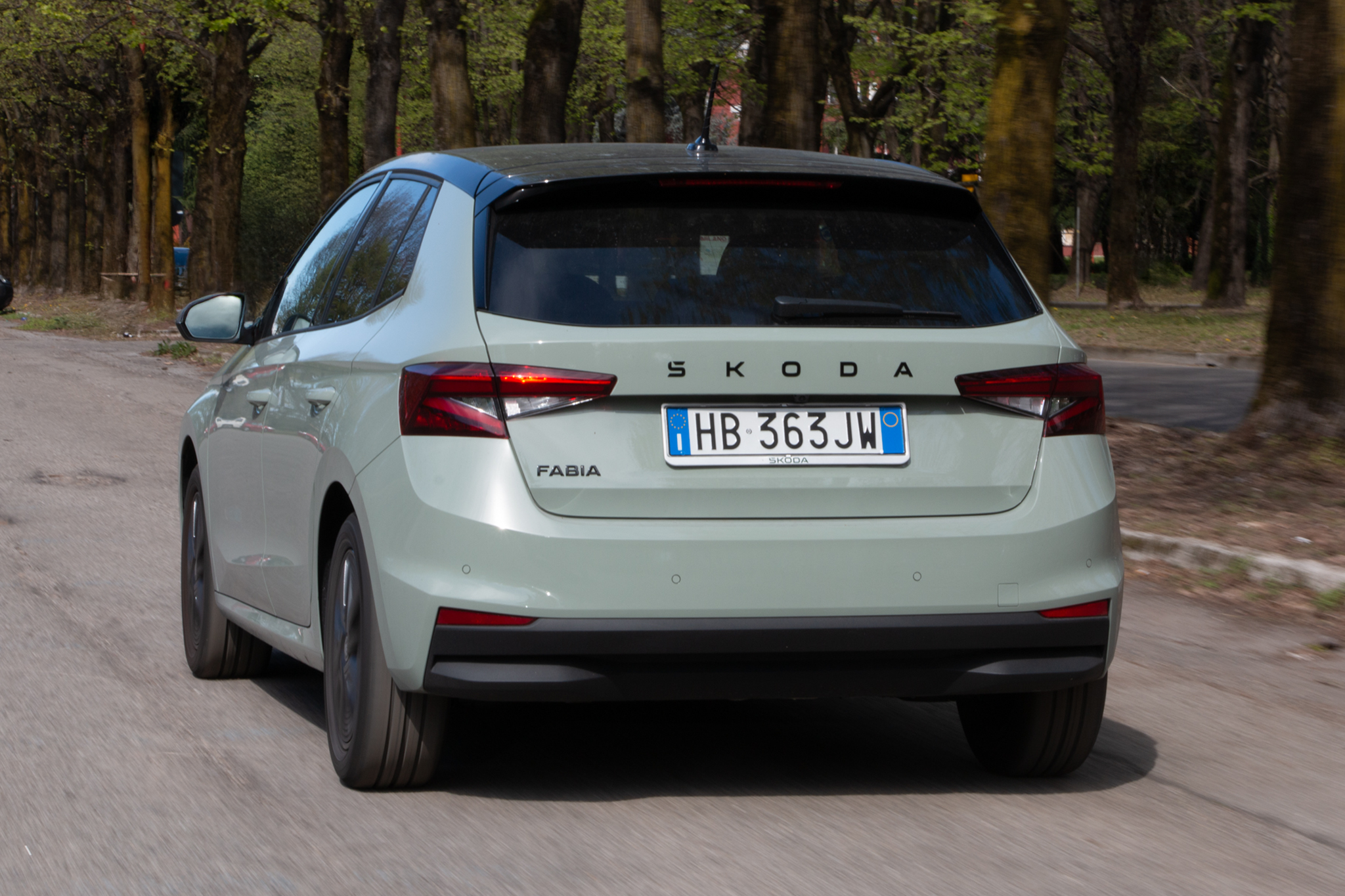Škoda Fabia 2026 Be More su strada in colorazione Green Flow