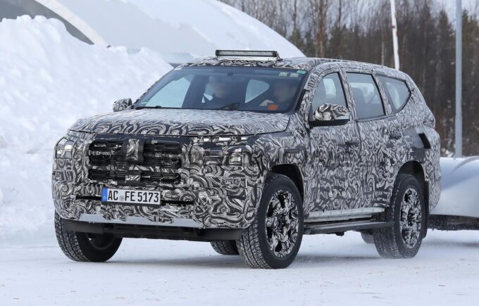 Nuova Mitsubishi Pajero 2026 foto spia su strada