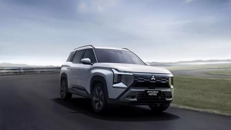 Mitsubishi elettrica SUV su strada