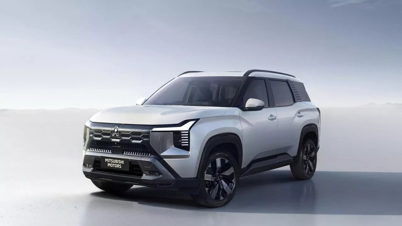 Mitsubishi elettrica SUV vista tre quarti anteriore
