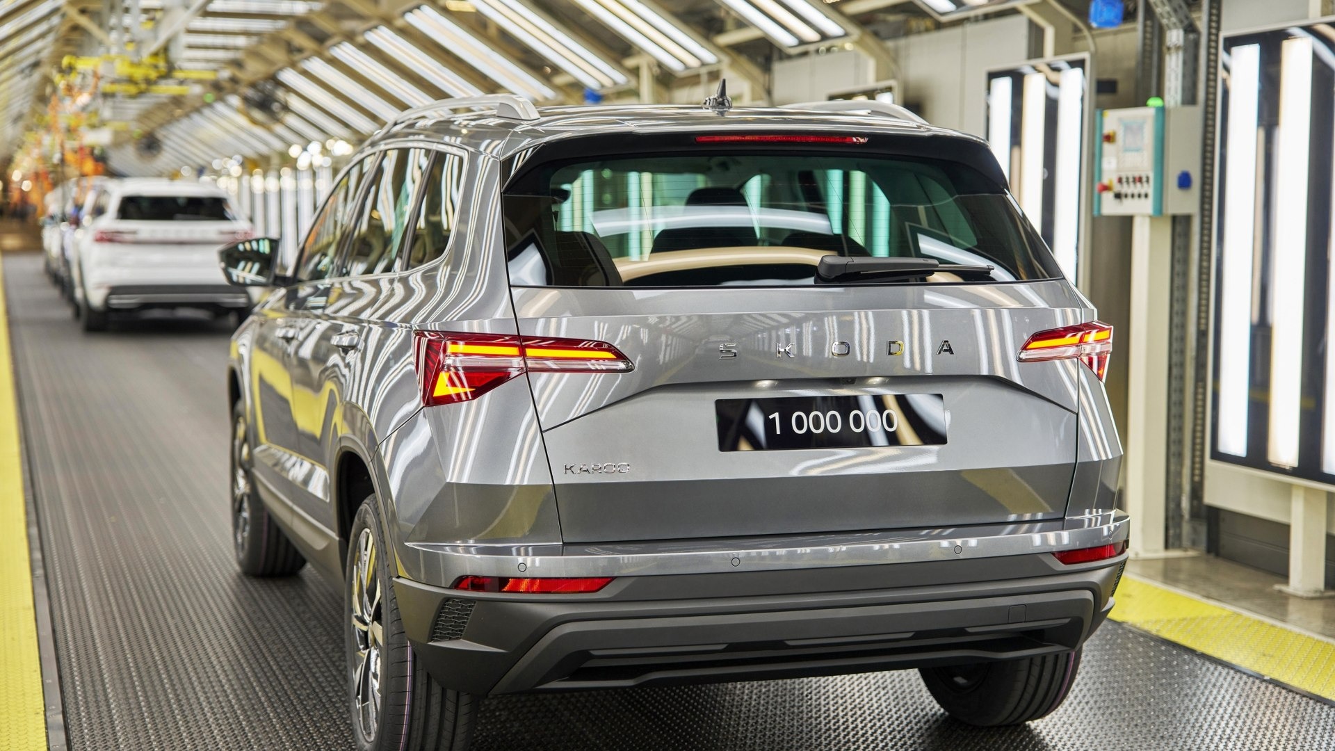 Škoda Karoq SUV compatto vista posteriore