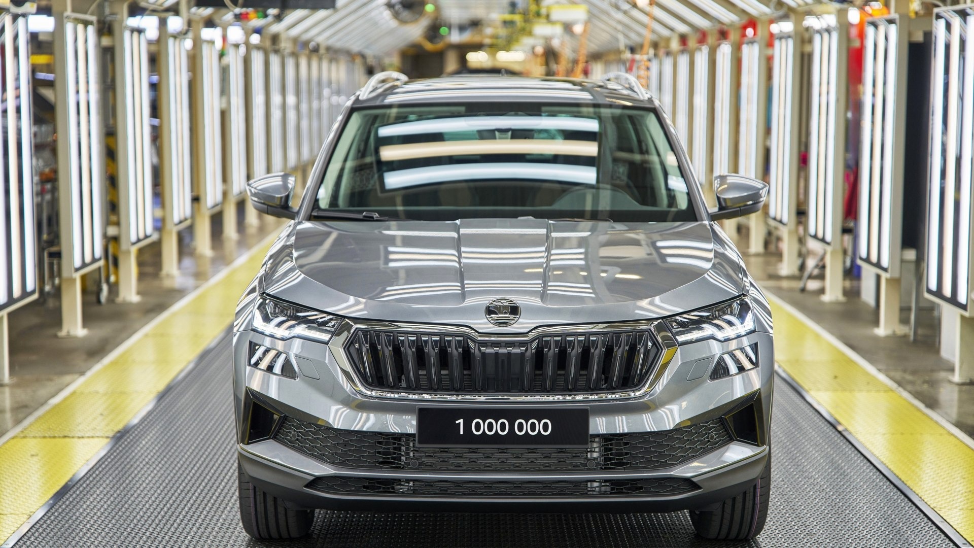 Škoda Karoq SUV compatto vista frontale