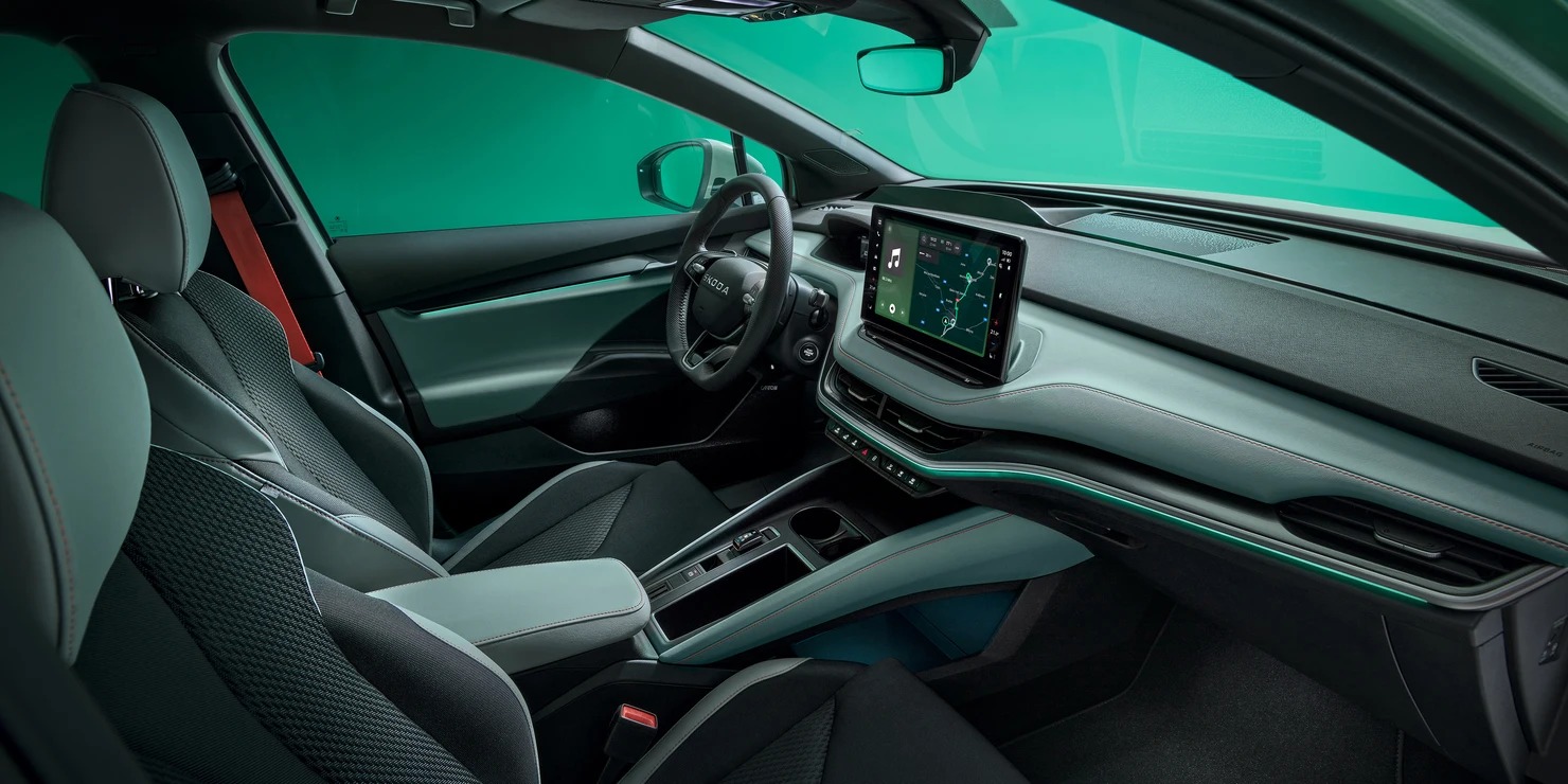 Škoda Elroq interni con touchscreen da 13 pollici